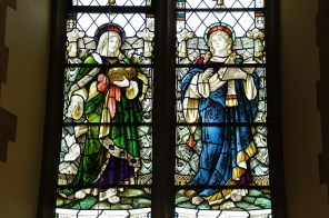 베타니아의 성녀 마르타와 성녀 마리아_디테일_photo by Alwyn Ladell_in the church of All Saints in Bournemouth_England.jpg